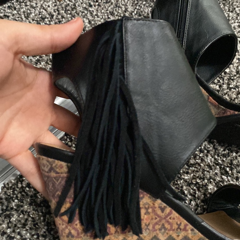 brand new never worn. just sat in my closet. has fringe on the side - Picture 5 of 5